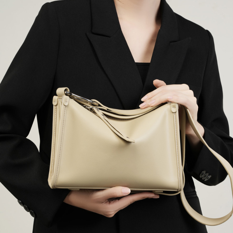 Damen Umhängetasche ⎜ Geräumige Schultertasche aus Leder mit modernem Design und verstellbarem Riemen