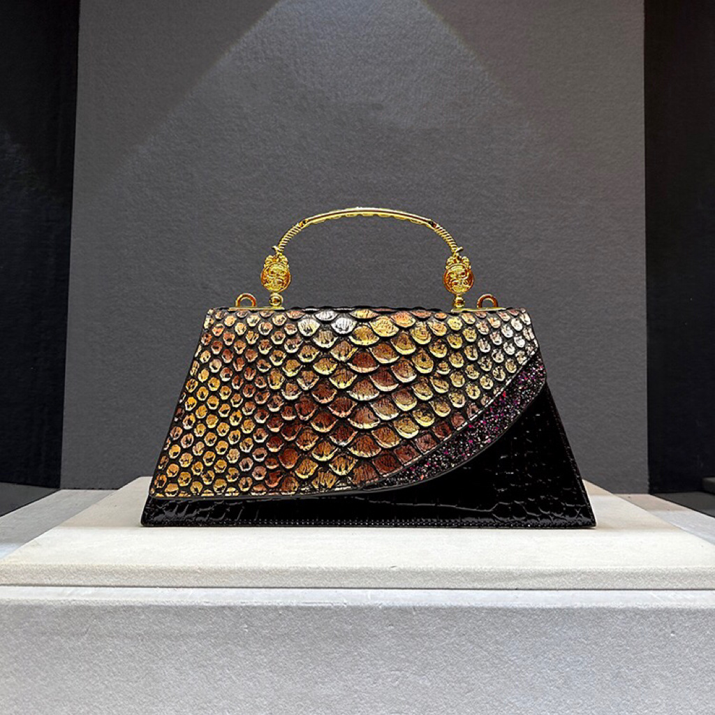 Schultertasche für Damen ⎜ Elegante Handtasche im edlen Schlangenleder-Design mit goldenen Akzenten