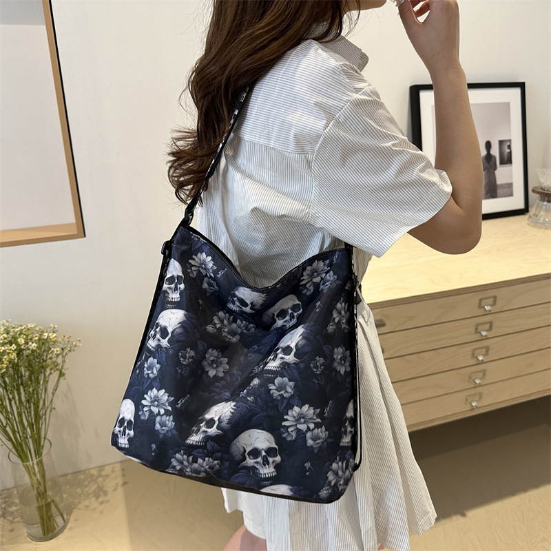 Schultertasche für Damen ⎜ Kreative Nylon-Tasche mit Totenkopf-Muster und großem Fassungsvermögen