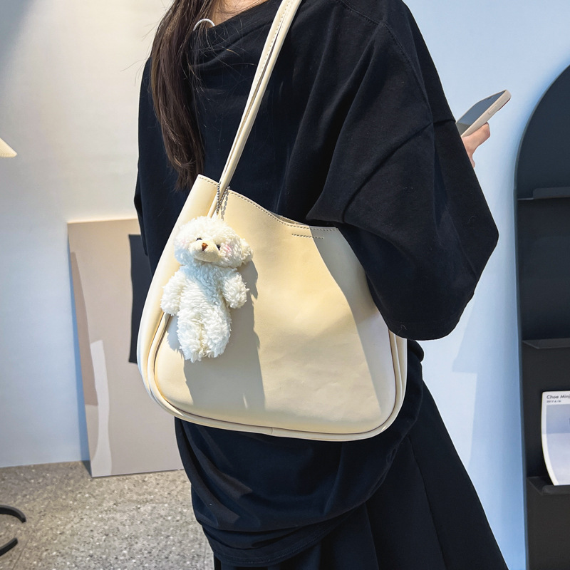 Shopper-Tasche für Damen ⎜ Geräumige Schultertasche im lässigen Stil mit süßem Anhänger für Alltag und Freizeit
