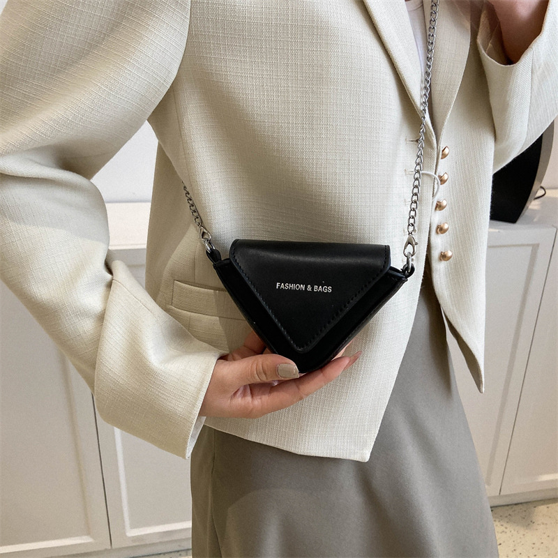 Kleine Umhängetasche für Damen ⎜ Moderner Triangel-Look mit Kettenriemen für den Alltag