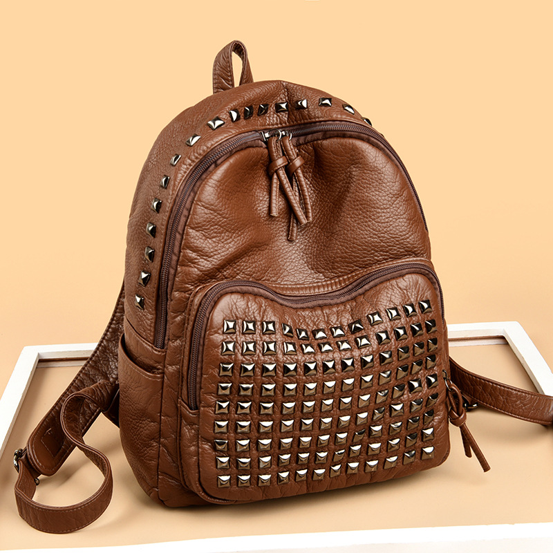 Damen Rucksack mit Nieten ⎜ Robuster Cityrucksack aus Kunstleder mit großer Kapazität für Reisen und Alltag