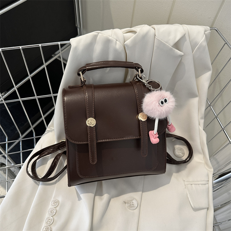 Damen Rucksack in Lederoptik ⎜ Stylischer Mini-Rucksack mit Tragegriff und Anhänger für Alltag und Freizeit
