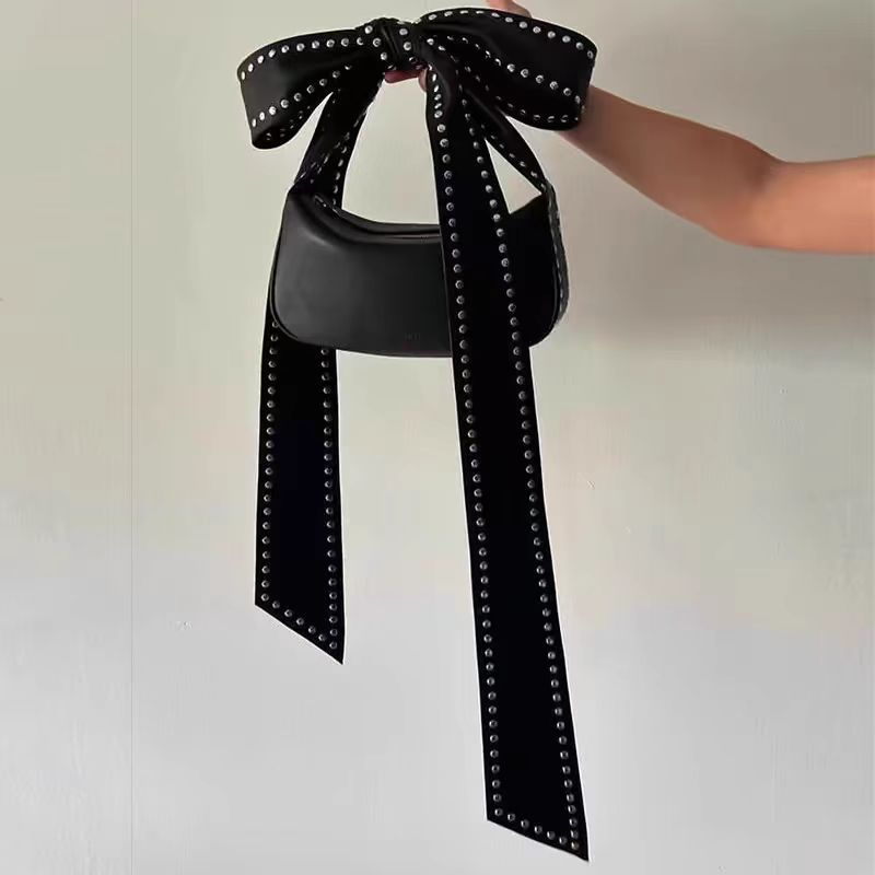 Schultertasche für Damen ⎜ Modische Handtasche mit Nieten und großer Schleife für stilvolle Auftritte