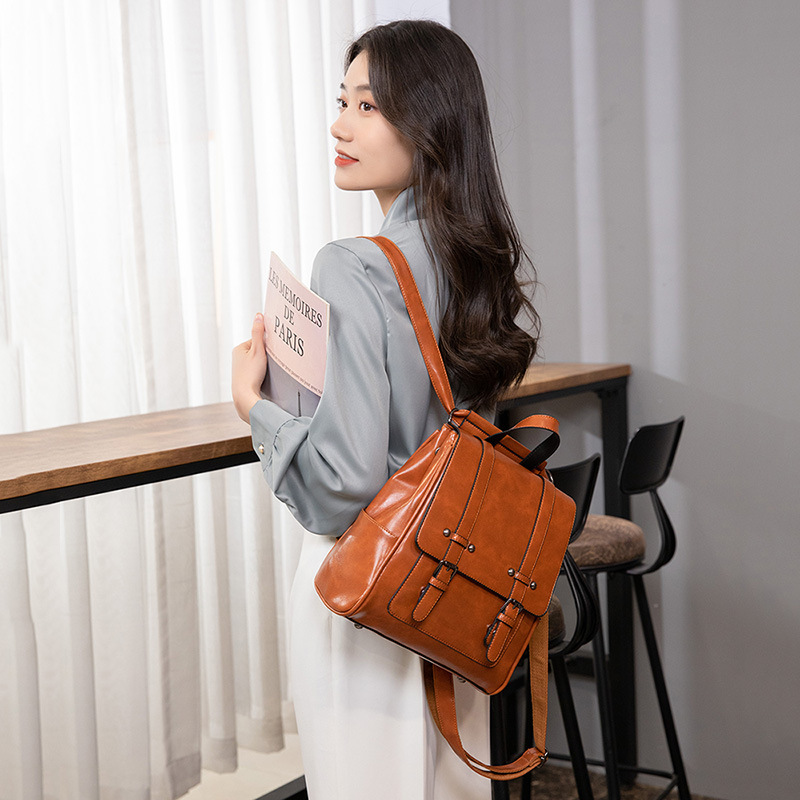 Damen Rucksack aus Kunstleder ⎜ Vielseitiger Tagesrucksack mit Schnallendetail und Tragegriff für Reisen und Alltag