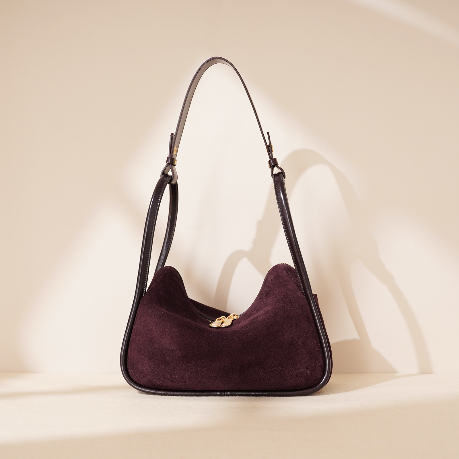 Handtasche für Damen ⎜ Elegante Unterarmtasche in Wildlederoptik mit stabilem Griff für stilvolle Outfits