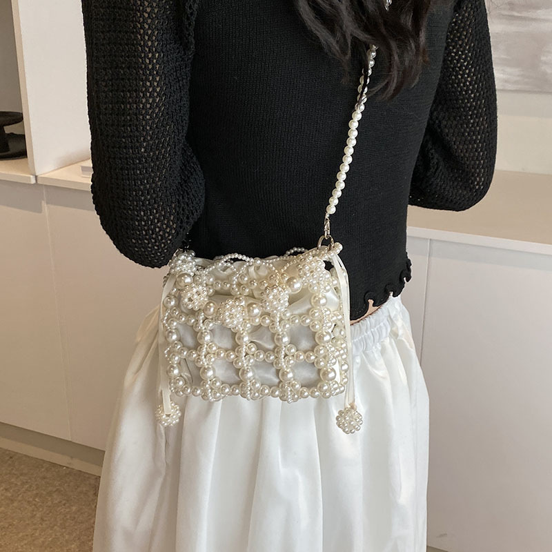 Perlen Mini Umhängetasche ⎜ Stilvolle Schultertasche mit Perlendetails und verstellbarem Riemen
