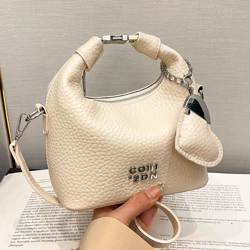 Handtasche im Litchi-Design ⎜ Trendige Umhängetasche aus Leder mit Reißverschluss und Modernem Look