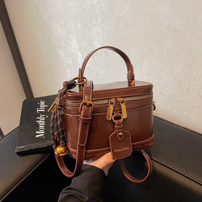 Umhängetasche für Damen ⎜ Retro Schultertasche in Boxform mit Reißverschluss und dekorativem Anhänger