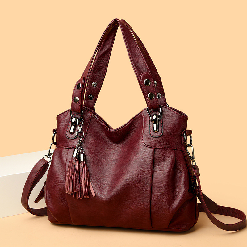 Handtasche für Damen ⎜ Weiche Schultertasche in Lederoptik mit Quastenanhänger und viel Stauraum