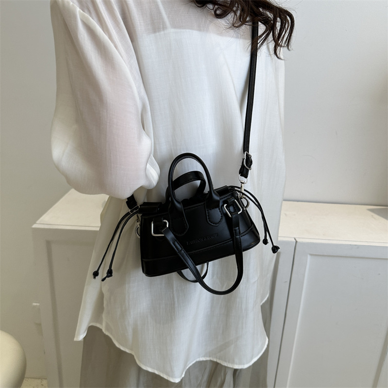 Mini Handtasche für Damen ⎜ Farbige Umhängetasche mit Tragegriff für Alltag, Party und stilvolle Outfits