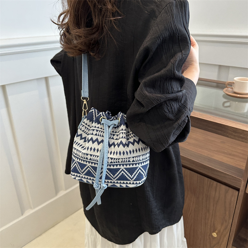 Umhängetasche im Retro-Stil ⎜ Praktische Beuteltasche mit trendigem Muster und verstellbarem Schultergurt