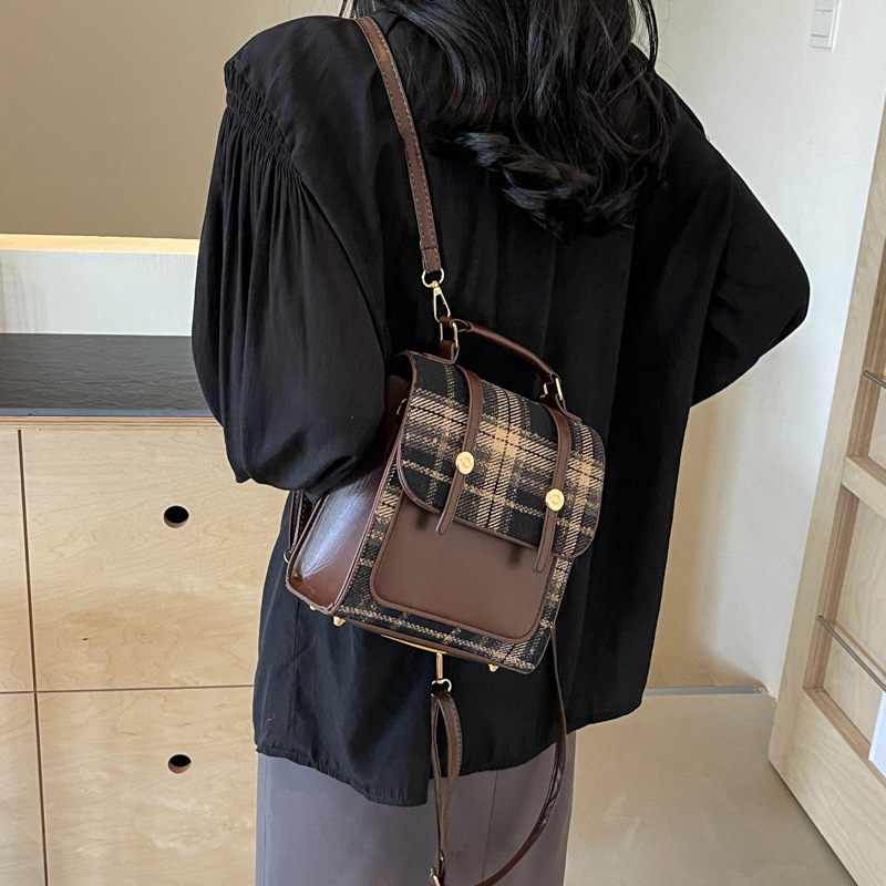 Damen Rucksack im Retro-Stil ⎜ Karierter Tagesrucksack mit großem Stauraum für Alltag und Reisen