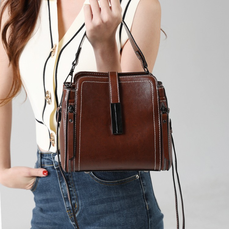 Damen Schultertasche aus Echtleder ⎜ Elegante Umhängetasche für Alltag und Büro mit Kurzgriff und Reißverschluss