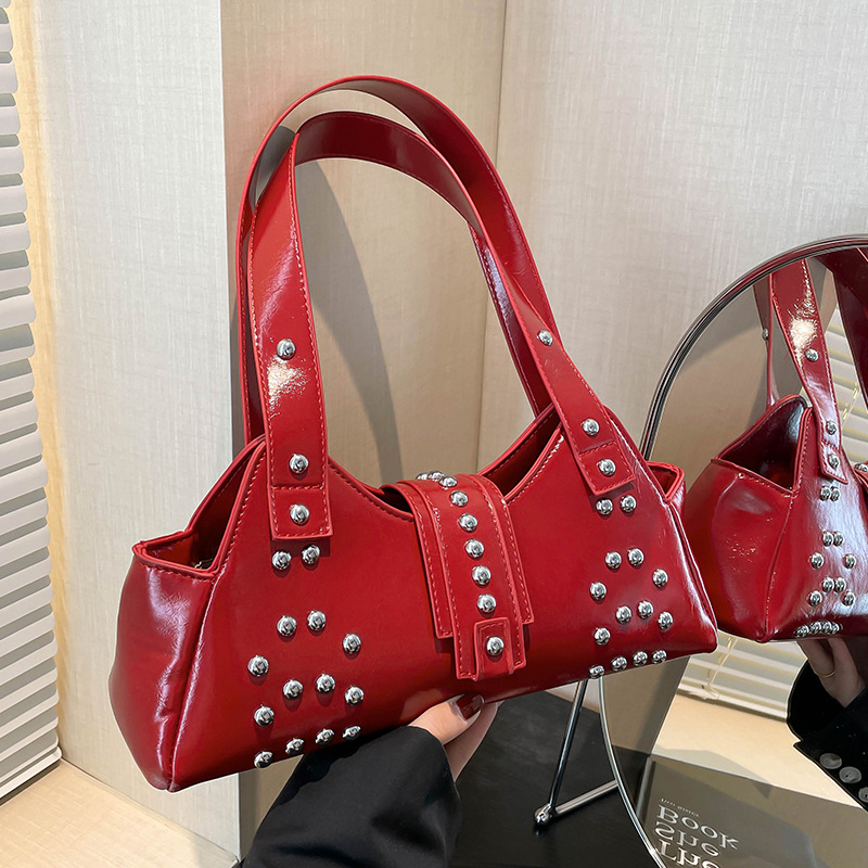 Schultertasche für Damen ⎜ Glänzende Armtasche aus Leder mit Nieten für Streetstyle und Alltag
