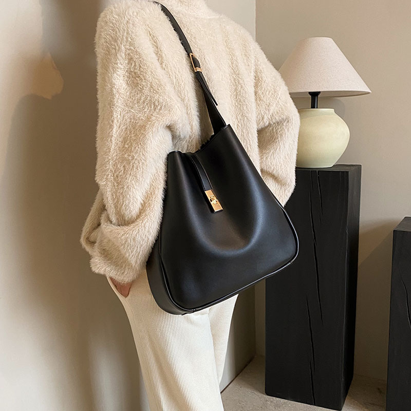 Schultertasche für Damen ⎜ Elegante Alltagstasche aus Kunstleder mit Drehverschluss und schlichtem Design