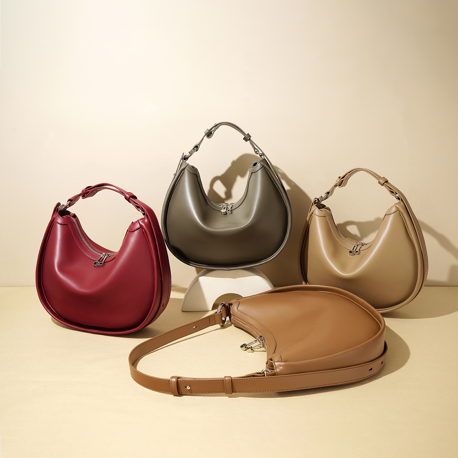 Handtasche im Halbmond-Design ⎜ Elegante Schultertasche für Damen aus Glattem Kunstleder mit Reißverschluss