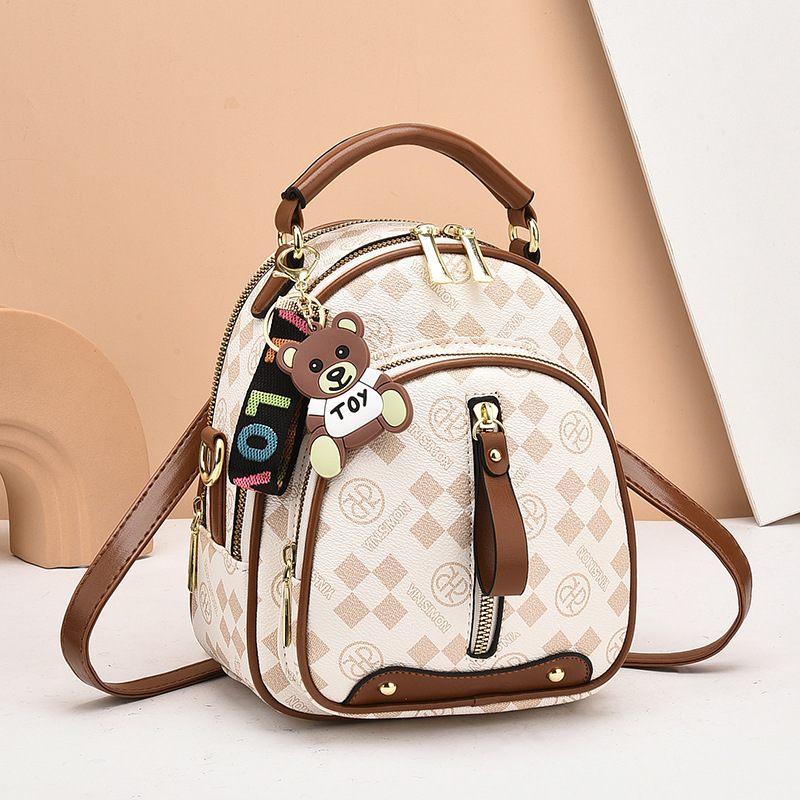 Rucksack für Damen ⎜ Modischer Tagesrucksack mit Anhänger und viel Stauraum