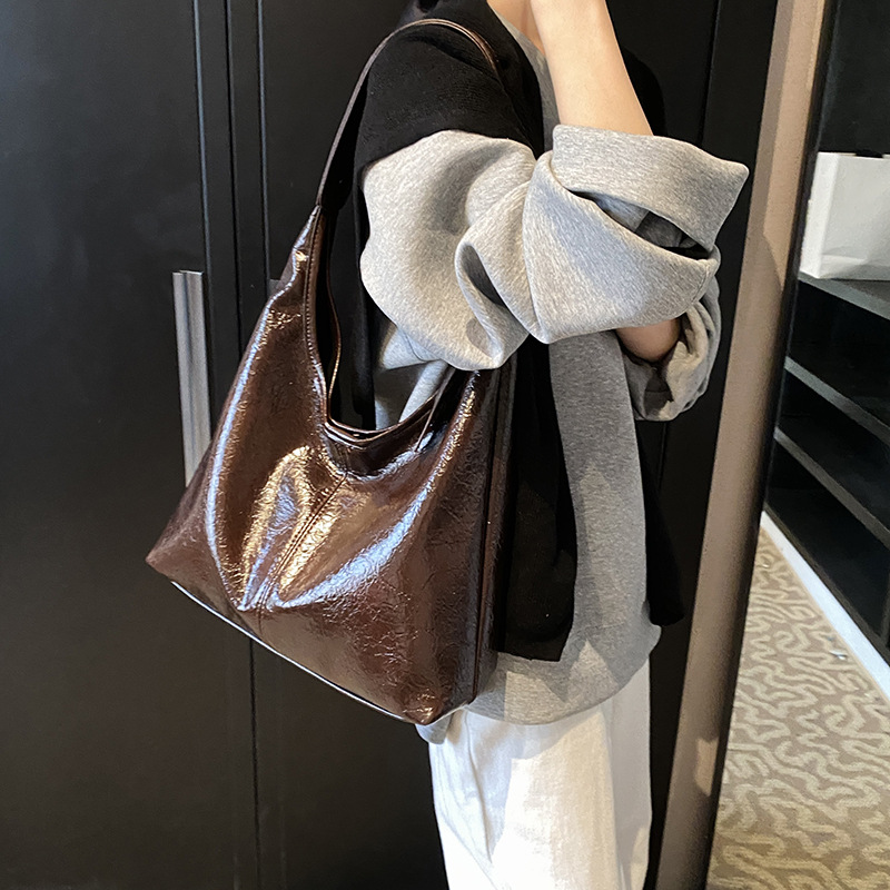 Tote Bag für Damen aus Kunstleder ⎜ Schlichte Schultertasche für Alltag, Büro und Freizeitoutfits