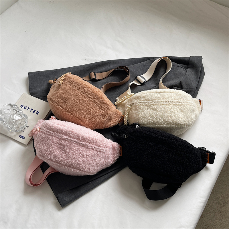 Bauchtasche für Damen ⎜ Weiche Umhängetasche aus Plüsch mit großem Stauraum für Herbst und Winter