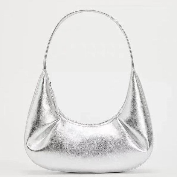 Schultertasche für Damen ⎜ Glänzende Unterarmtasche in Silber mit modernem Design für stilvolle Outfits