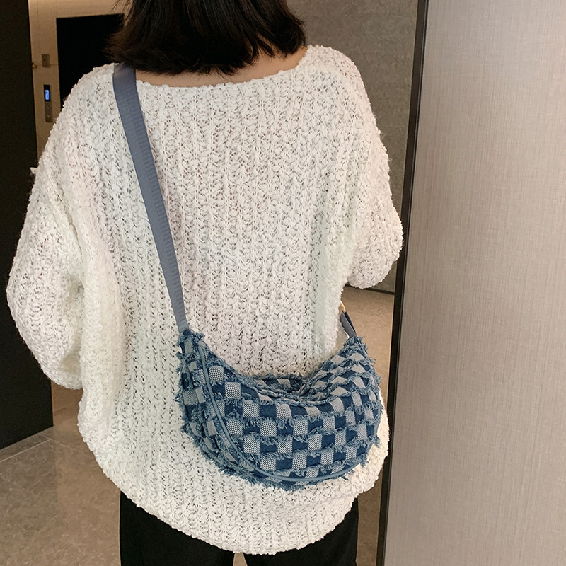 Umhängetasche für Damen ⎜ Denim-Tasche im Schachbrettmuster mit verstellbarem Schulterriemen