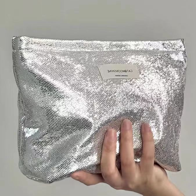 Kosmetiktasche für Damen ⎜ Glänzender Kulturbeutel mit viel Stauraum