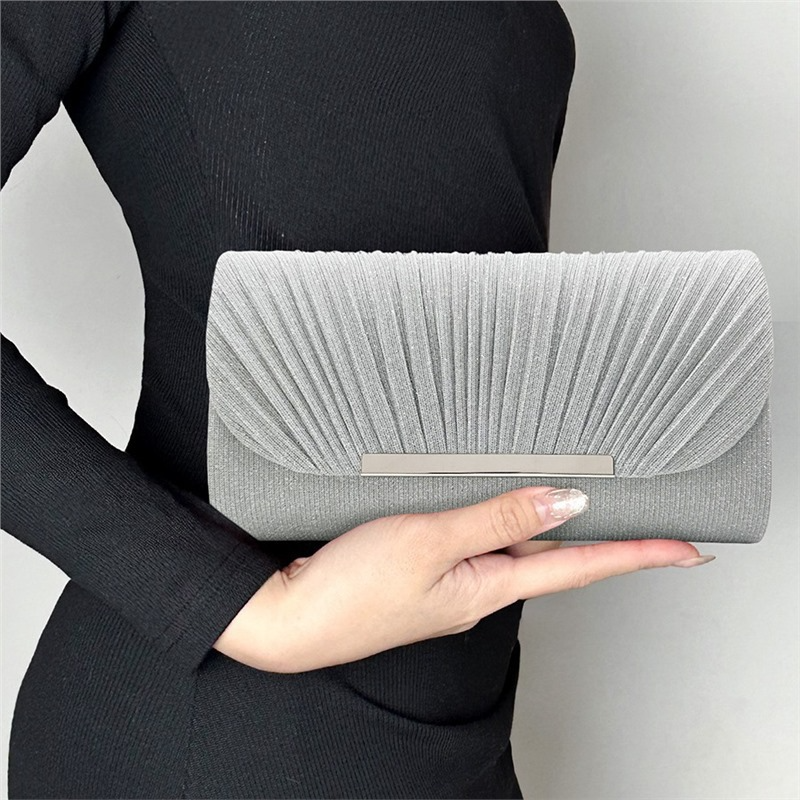 Glamouröse Clutch für Damen ⎜ Elegante Abendtasche mit edlem Falten-Design und goldfarbenem Akzent