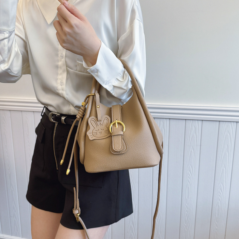 Handtasche mit Kaninchen-Anhänger ⎜ Stylische Umhängetasche mit Praktischer Tasche und Goldenen Details