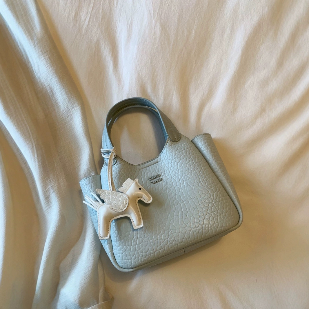 Handtasche mit Pferde-Anhänger ⎜ Helle Schultertasche aus Leder für den Alltag mit Praktischem Design