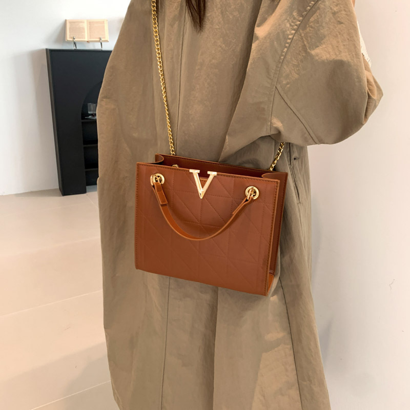 Handtasche für Damen ⎜ Modische Umhängetasche mit Kettenriemen im Retro-Stil für Alltag und Ausgehen