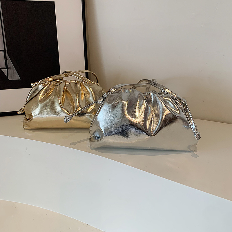 Metallische Schultertasche für Damen ⎜ Modische Dumpling-Form mit praktischer Tragefunktion
