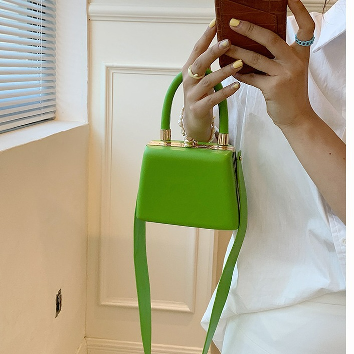 Damen Clip-Handtasche in Kontrastfarben ⎜ Elegante Mini-Tasche mit Bügelverschluss und kurzem Tragegriff