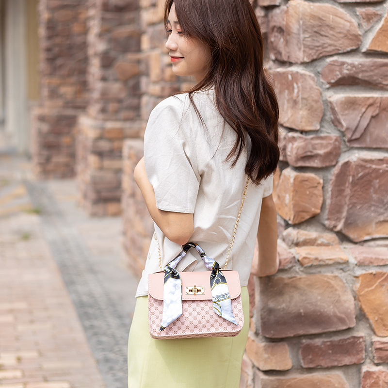 Schultertasche für Damen mit Kettengurt ⎜ Modische Handtasche mit Seidenschal-Detail für Freizeit und Stadtbummel
