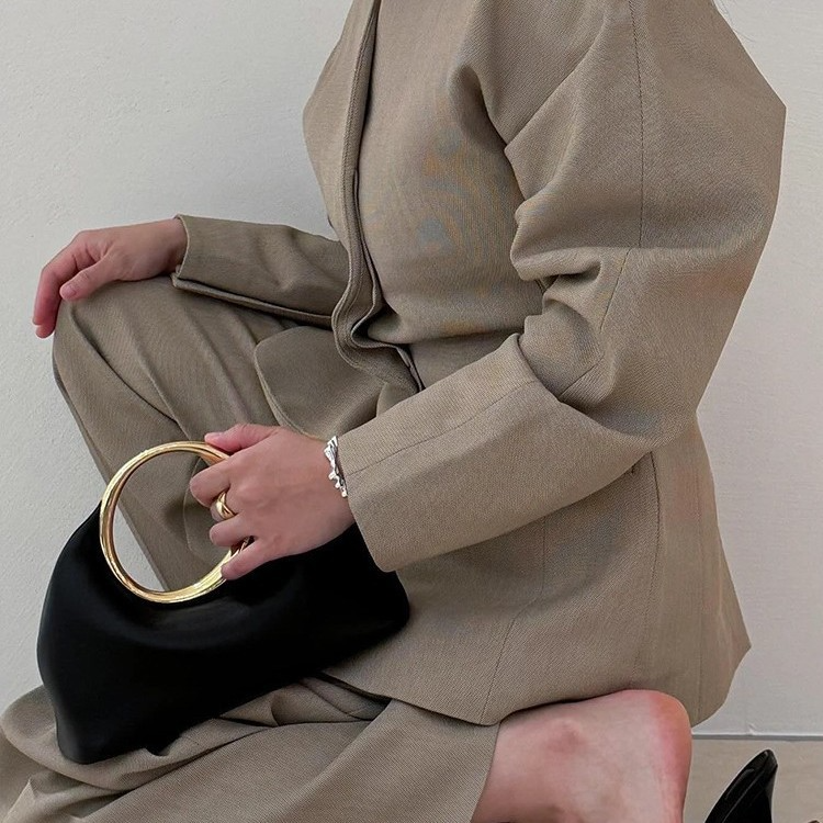 Handtasche mit Metallring ⎜ Weiche Lederoptik Tasche zum Handtragen mit modernem Design und praktischem Griff