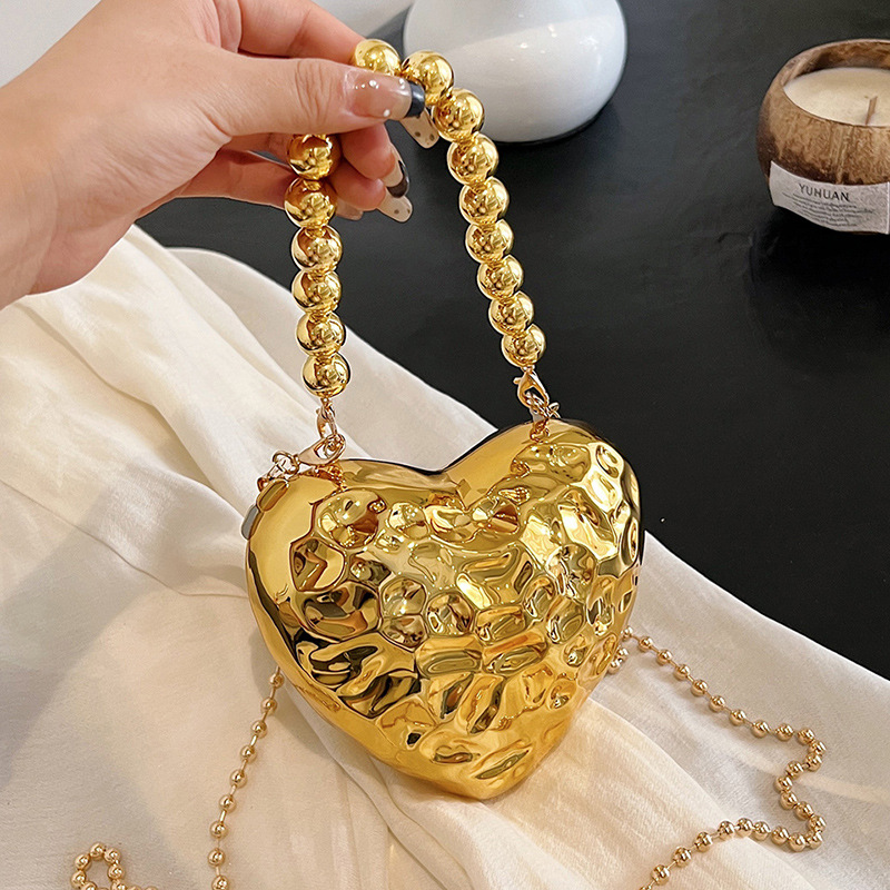 Mini Umhängetasche für Damen ⎜ Schicke Herzform-Tasche aus Metall mit Kettenriemen in Silber und Gold