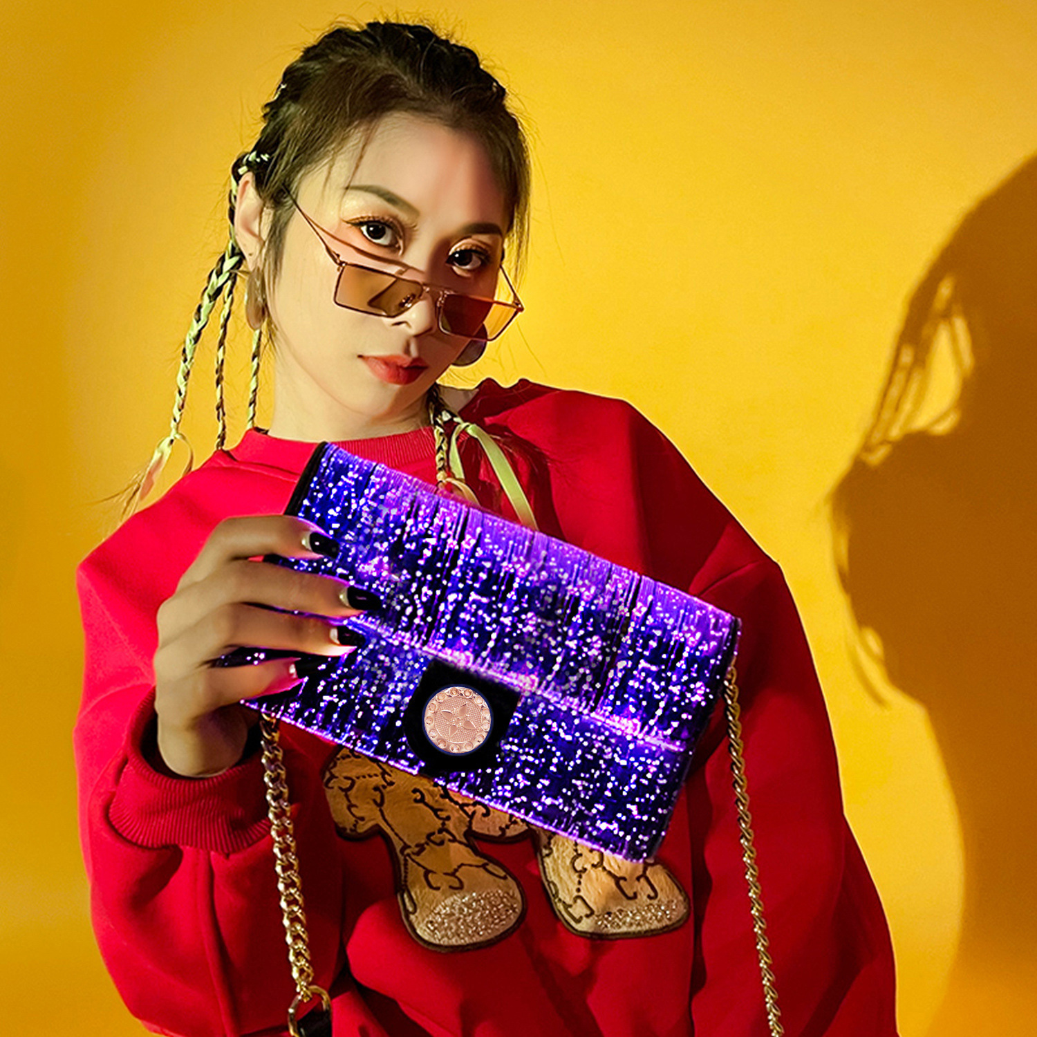 Umhängetasche für Damen ⎜ Leuchtende Clutch mit Kettenriemen und LED-Effekt für Party und besondere Anlässe
