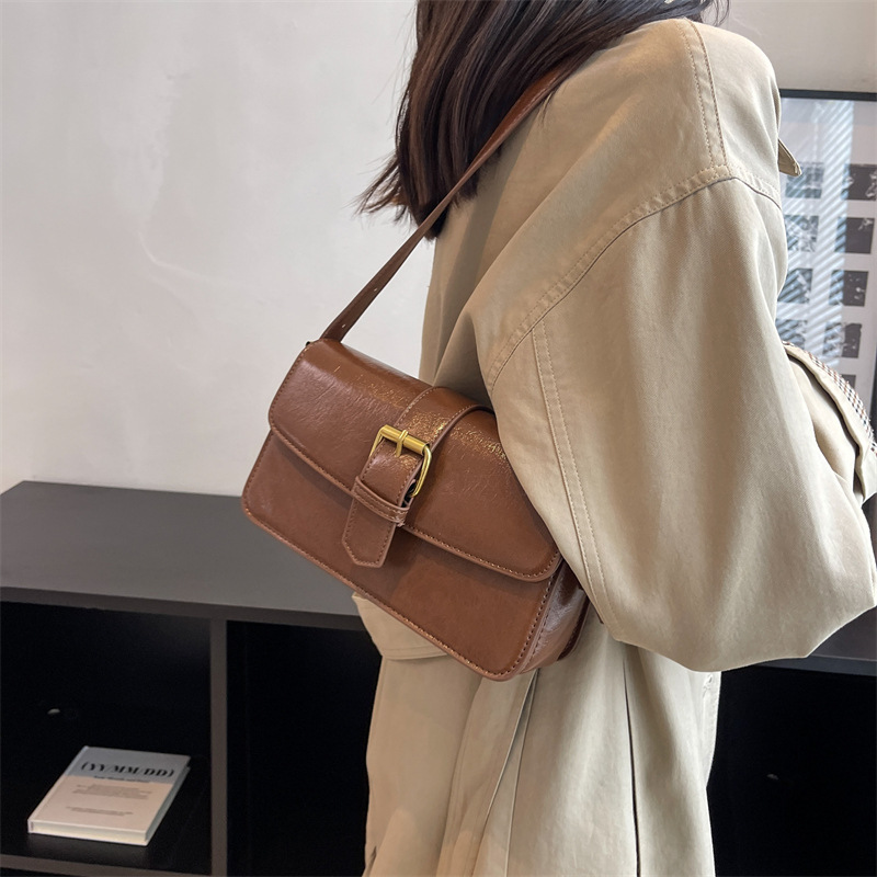 Umhängetasche für Damen ⎜ Kleine Retro-Schultertasche in Lackoptik mit Schnallendetail für vielseitige Outfits