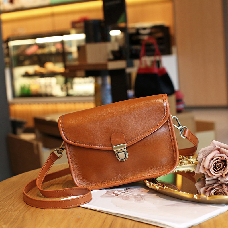Damen Umhängetasche ⎜ Geräumige Ledertasche mit Schnappverschluss für Büro und Alltag