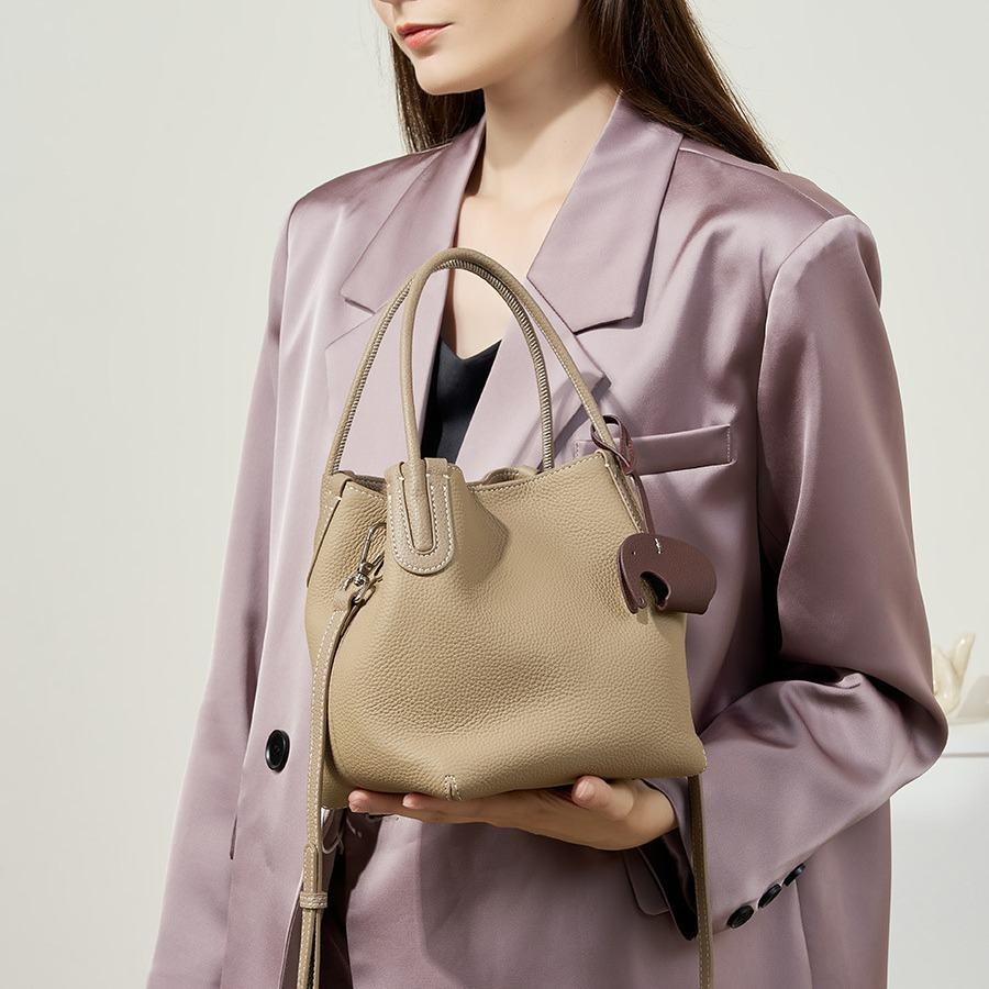 Handtasche für Damen ⎜ Elegante Bucket-Bag aus genarbtem Leder mit Elefantenanhänger für Alltag und Freizeit