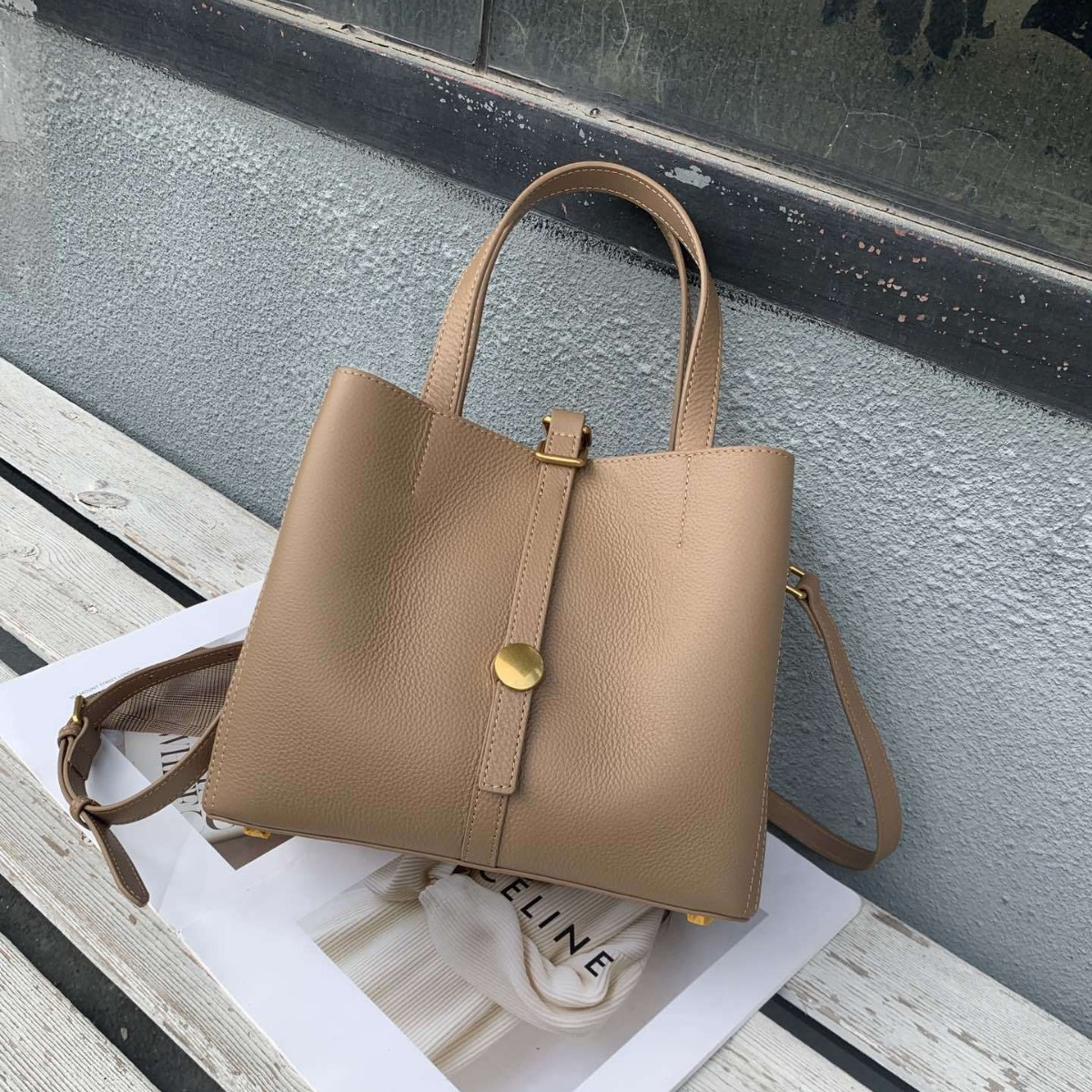 Damen Tragetasche aus Echtleder ⎜ Zeitlose Handtasche mit Riemenverschluss für Büro, Stadt und Alltag