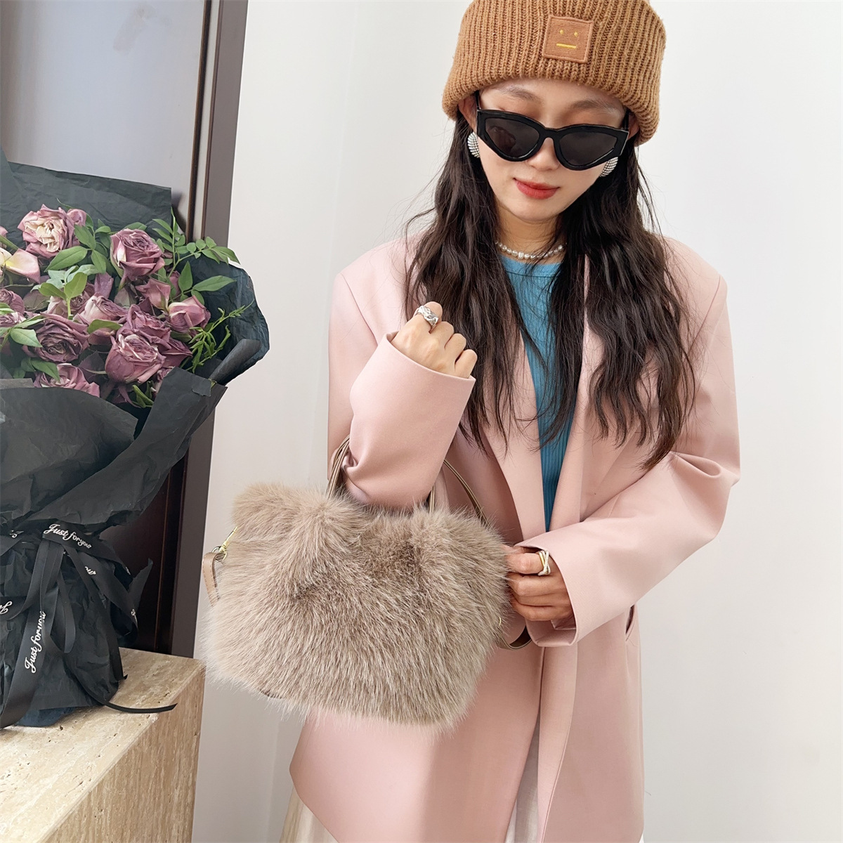 Handtasche für Damen ⎜ Flauschige Tragetasche in Felloptik mit Schulterriemen für Winter und besondere Anlässe