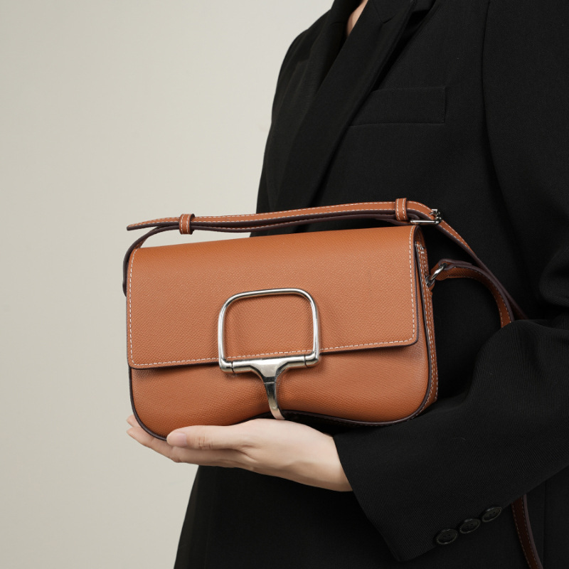 Kleine Damen Umhängetasche ⎜ Elegante Schultertasche mit Praktischem Verschluss und Zeitlosem Design