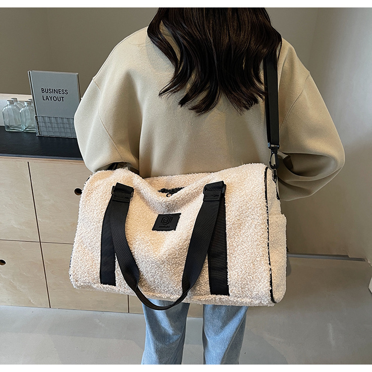 Reisetasche für Damen ⎜ Große Schultertasche aus Teddyfell mit viel Stauraum für Alltag und Wochenendtrips
