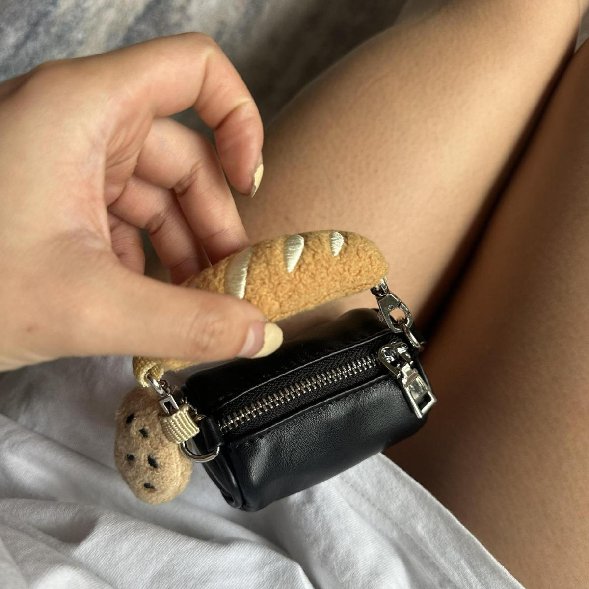 Mini Geldbörse für Damen ⎜ Lustige Umhängetasche mit Hot-Dog-Griff und praktischem Kleingeldfach