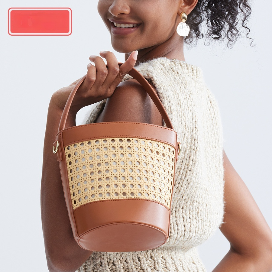 Runde Rattan Umhängetasche für Damen ⎜ Handgewebte Bucket Bag mit Zugverschluss und Lederakzenten