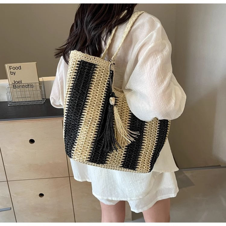 Strandtasche für Damen aus Strohgeflecht ⎜ Leichte Schultertasche mit Quaste für Sommer und Urlaub