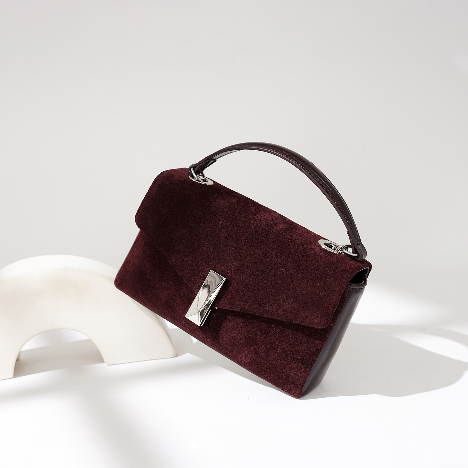 Abendtasche für Damen ⎜ Elegante Umhängetasche aus Wildleder mit Kettenriemen und stilvollem Verschluss