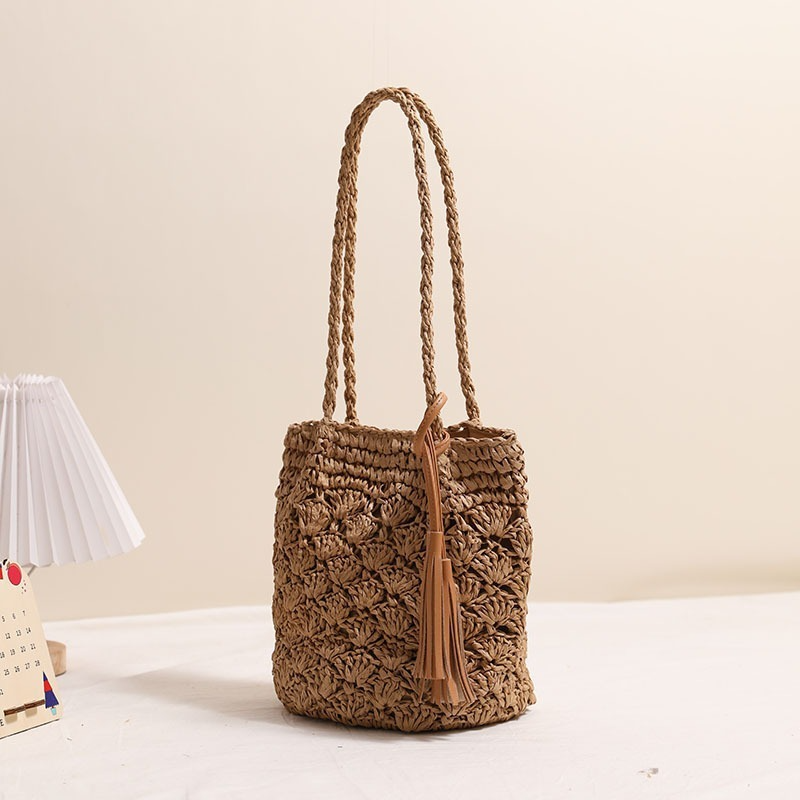 Damen Strohtasche ⎜ Leichte Umhängetasche mit modischem Quastenanhänger und luftiger Flechtoptik