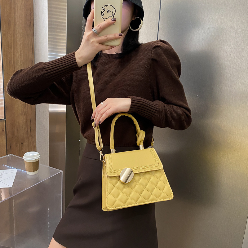 Handtasche für Damen ⎜ Stilvolle Umhängetasche mit strukturierter Optik und elegantem Drehverschluss